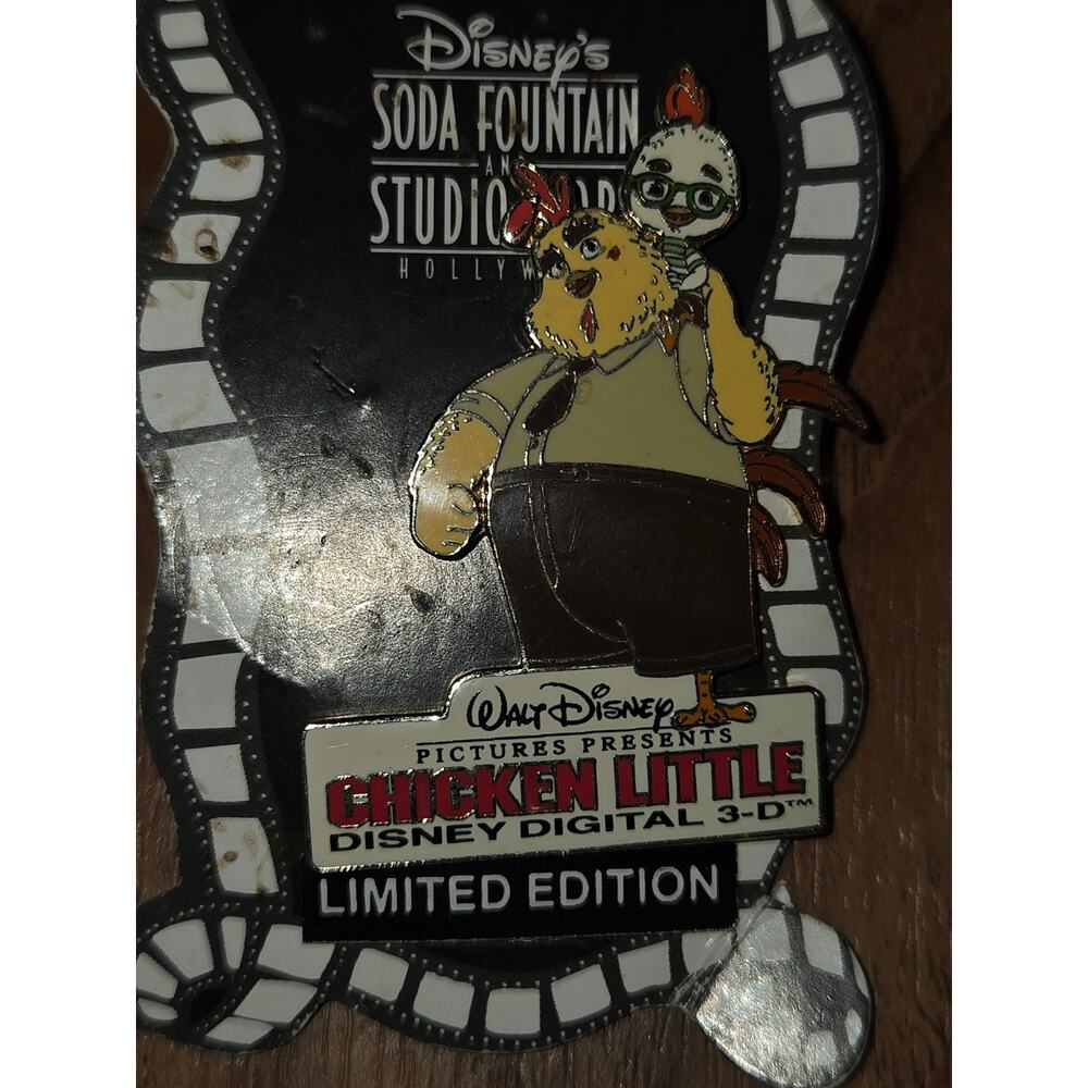 Disney's Soda Fountain Studio Store Pin Chicken Little Buck Cluck 2005 Rare - Picture 2 of 3